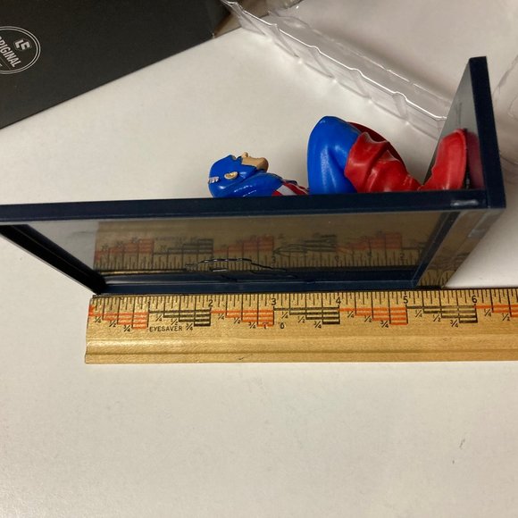 NIB Pair of Marvel Avengers 3D Loot Crate Comic Standees Hulk & Captain America - Picture 14 of 15